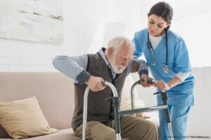 Pflege hilft im Alter: Sterbegebleitung darf aber nicht an sie abdelegiert werden.