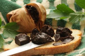 Schwarzer Knoblauch essesn, zum Beispiel als einfacher Brotaufstrich
