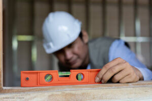 Bauexpert:innen: Damit wichtige Feinheiten korrekt geprüft und versteckte Baumängel vermieden werden.